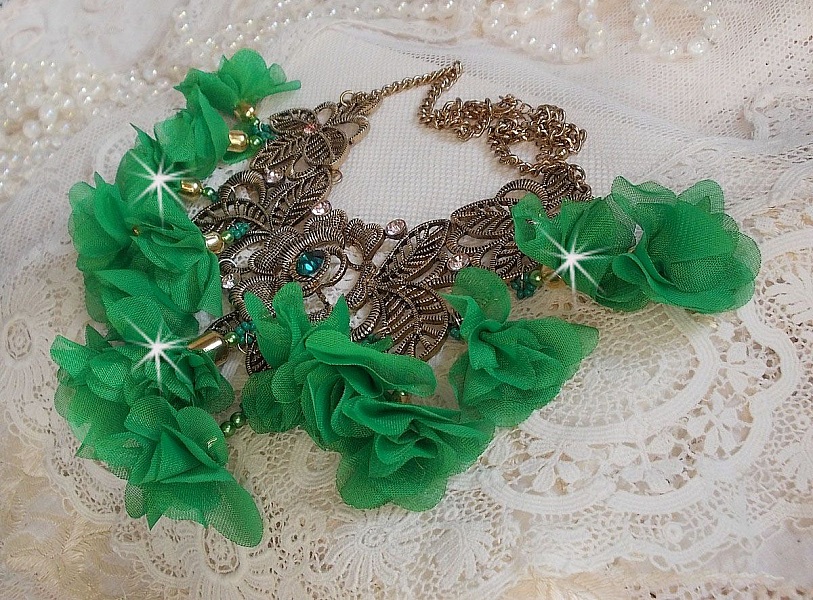 Belle Emeraude halsband med tygblommor, Swarovskikristaller och fr&ouml;p&auml;rlor