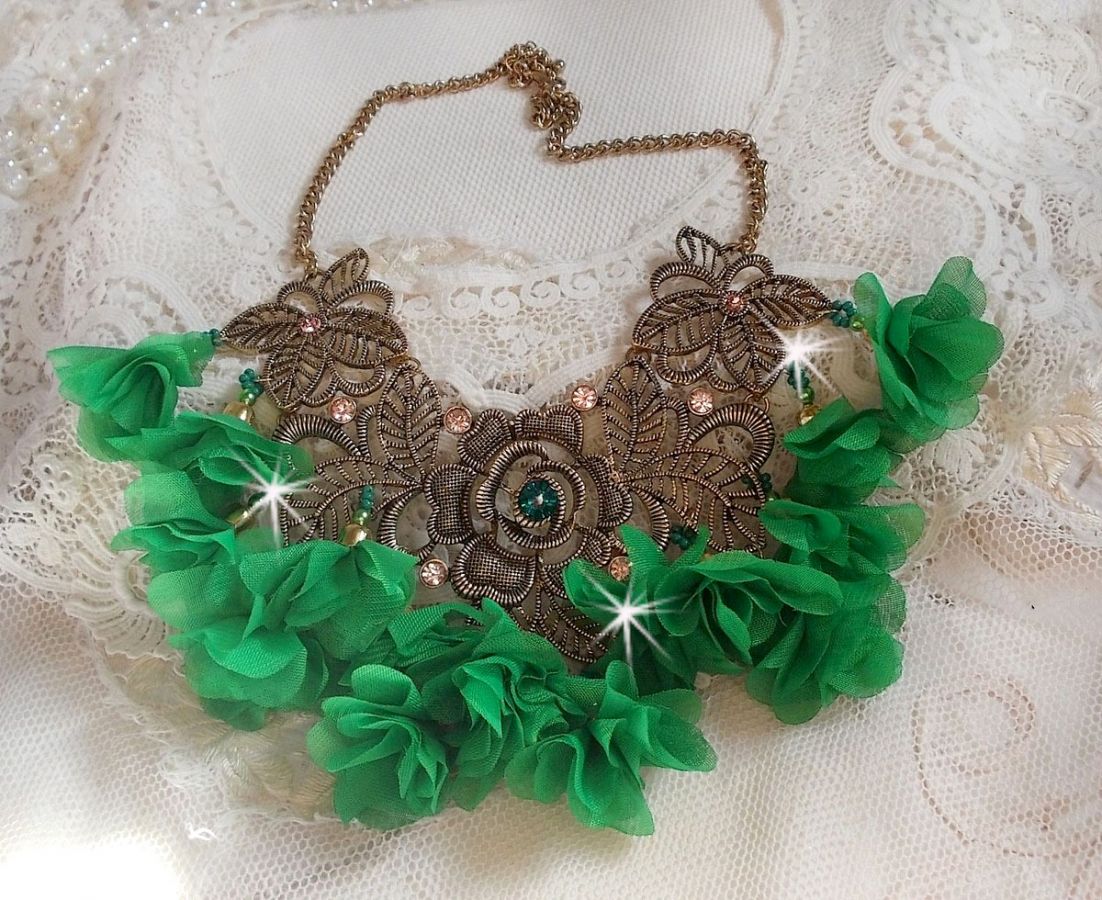 Belle Emeraude halsband med tygblommor, Swarovskikristaller och fröpärlor