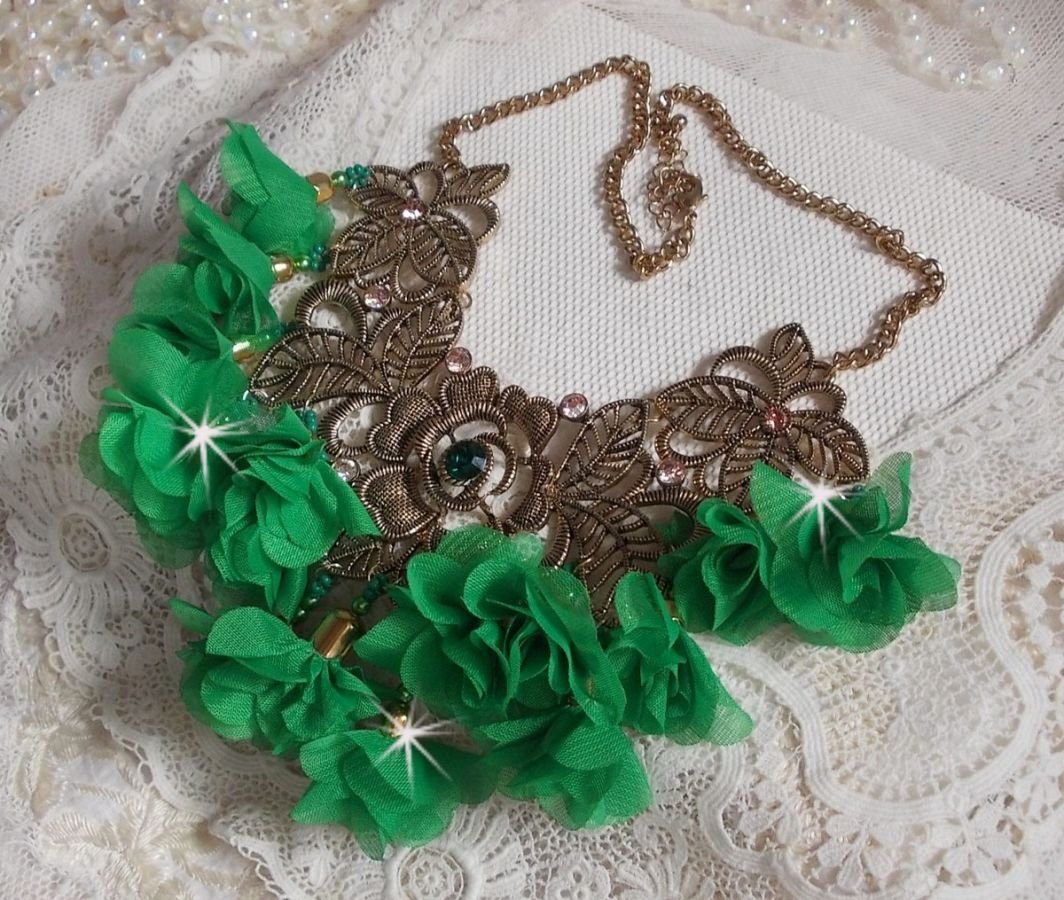 Belle Emeraude halsband med tygblommor, Swarovskikristaller och fröpärlor