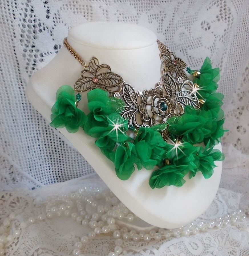 Belle Emeraude halsband med tygblommor, Swarovskikristaller och fröpärlor