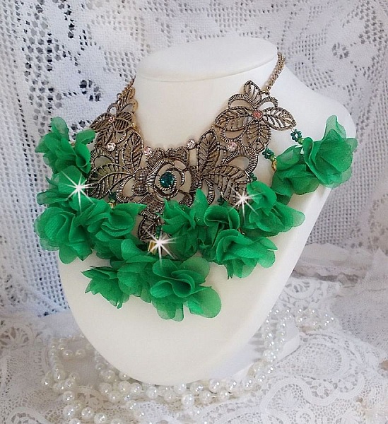 Belle Emeraude halsband med tygblommor, Swarovskikristaller och fr&ouml;p&auml;rlor