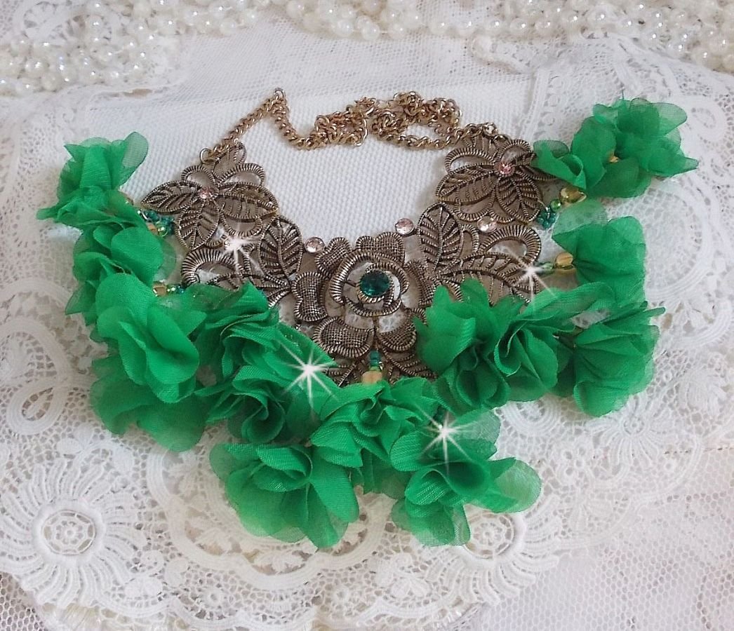 Belle Emeraude halsband med tygblommor, Swarovskikristaller och fröpärlor