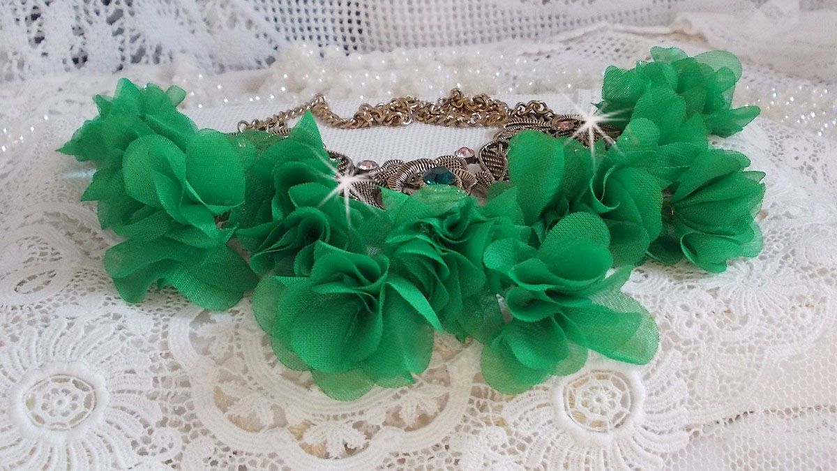 Belle Emeraude halsband med tygblommor, Swarovskikristaller och fröpärlor