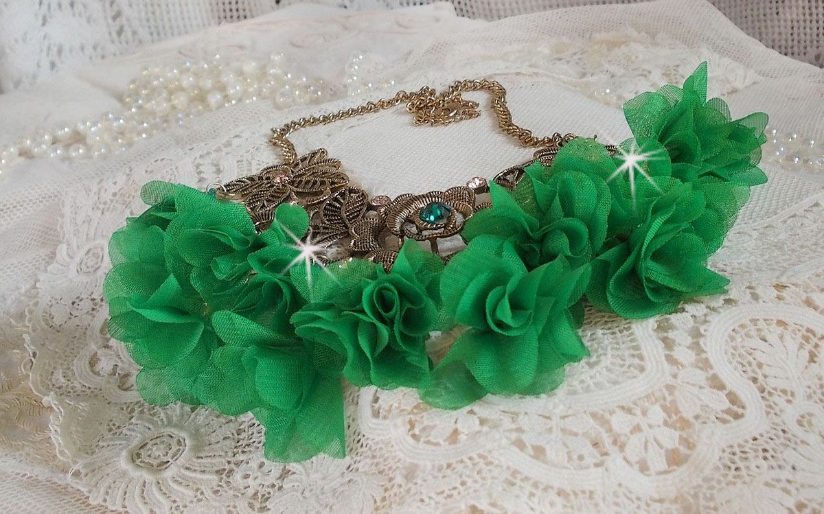 Belle Emeraude halsband med tygblommor, Swarovskikristaller och fröpärlor