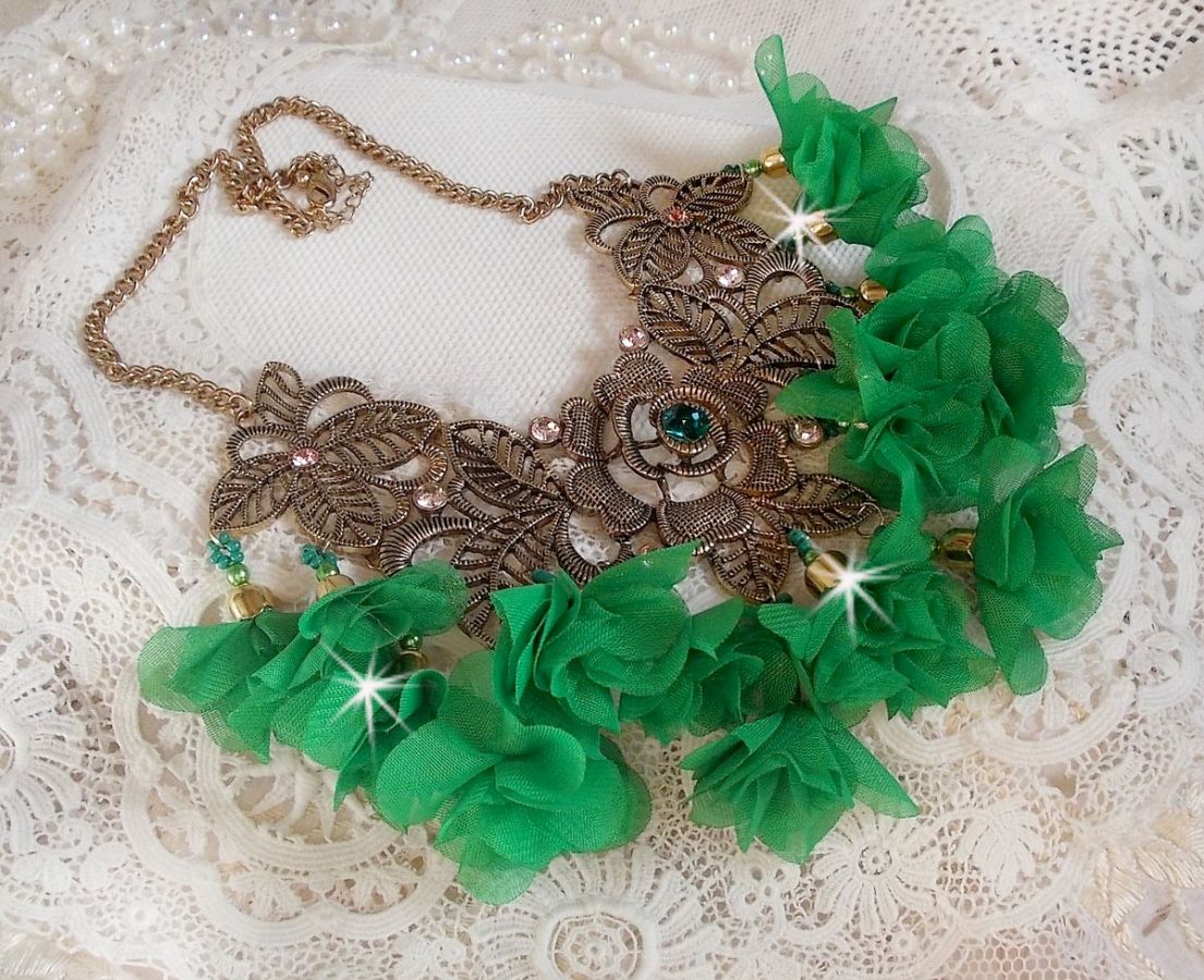 Belle Emeraude halsband med tygblommor, Swarovskikristaller och fröpärlor