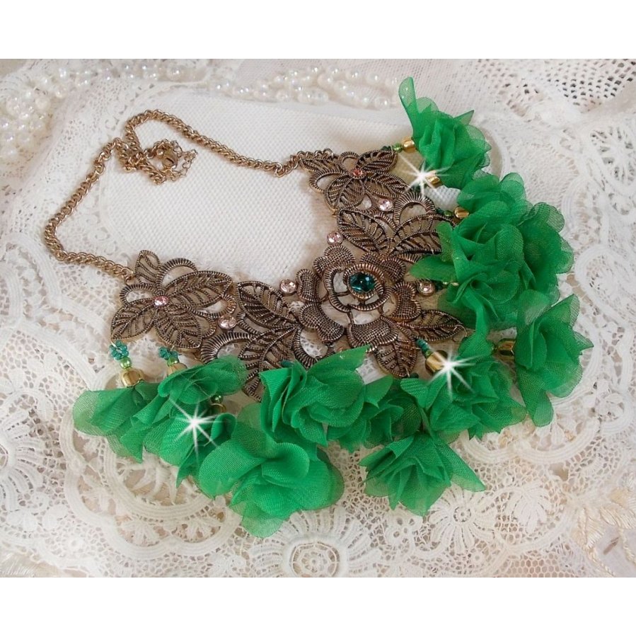 Belle Emeraude halsband med tygblommor, Swarovskikristaller och fröpärlor