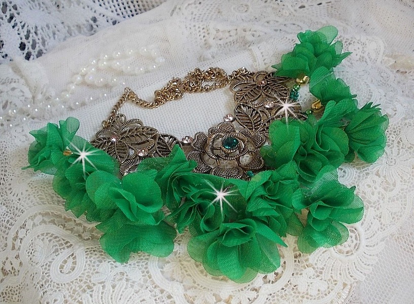Belle Emeraude halsband med tygblommor, Swarovskikristaller och fr&ouml;p&auml;rlor