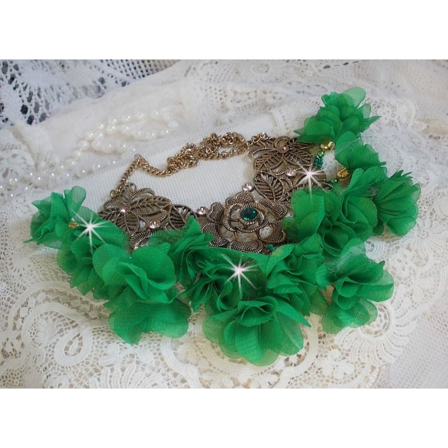 Belle Emeraude halsband med tygblommor, Swarovskikristaller och fröpärlor
