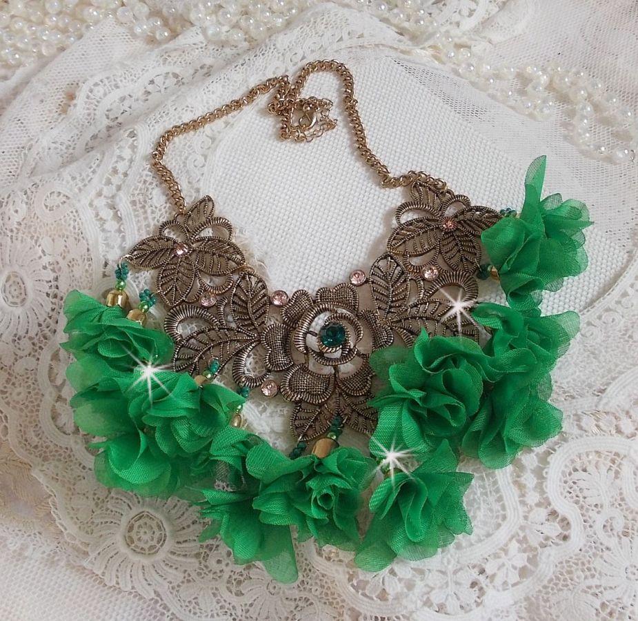 Belle Emeraude halsband med tygblommor, Swarovskikristaller och fröpärlor