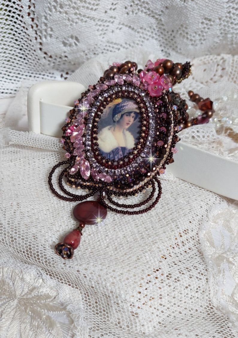 Belle Romance Haute-Couture halsband broderat med ett cabochonporträtt av en kvinna i hatt med kristaller, satinpärlor, gyllene runda pärlor, cabochoner av pärlemor och 