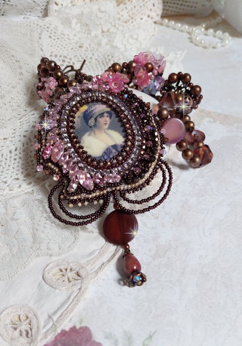 Belle Romance Haute-Couture halsband broderat med ett cabochonporträtt av en kvinna i hatt med kristaller, satinpärlor, gyllene runda pärlor, cabochoner av pärlemor och 