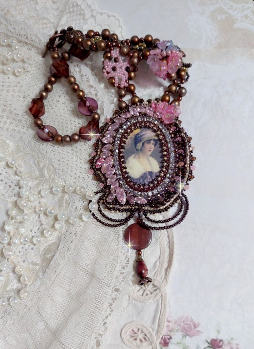 Belle Romance Haute-Couture halsband broderat med ett cabochonporträtt av en kvinna i hatt med kristaller, satinpärlor, gyllene runda pärlor, cabochoner av pärlemor och 