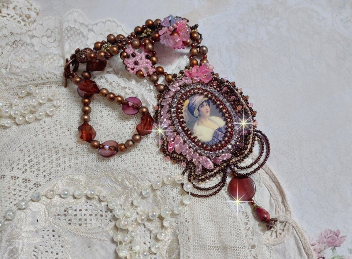 Belle Romance Haute-Couture halsband broderat med ett cabochonporträtt av en kvinna i hatt med kristaller, satinpärlor, gyllene runda pärlor, cabochoner av pärlemor och 