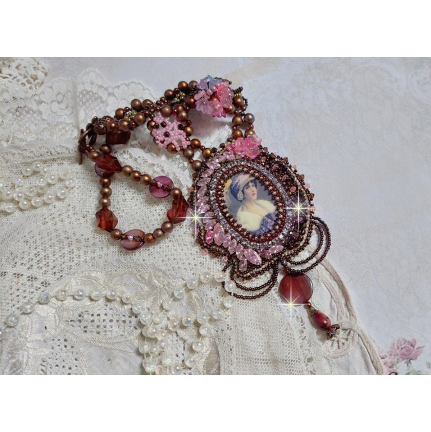 Belle Romance Haute-Couture halsband broderat med ett cabochonporträtt av en kvinna i hatt med kristaller, satinpärlor, gyllene runda pärlor, cabochoner av pärlemor och 