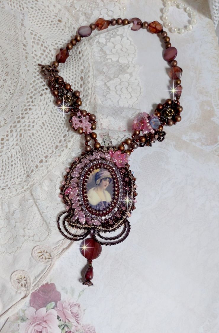 Belle Romance Haute-Couture halsband broderat med ett cabochonporträtt av en kvinna i hatt med kristaller, satinpärlor, gyllene runda pärlor, cabochoner av pärlemor och 