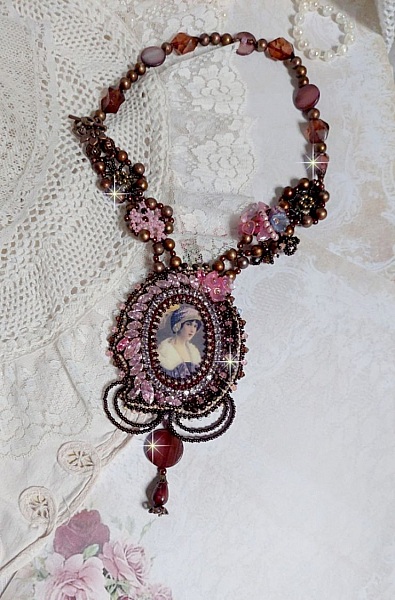 Belle Romance Haute-Couture halsband broderat med ett cabochonportr&auml;tt av en kvinna i hatt med kristaller, satinp&auml;rlor, gyllene runda p&auml;rlor, cabochoner av p&auml;rlemor och 