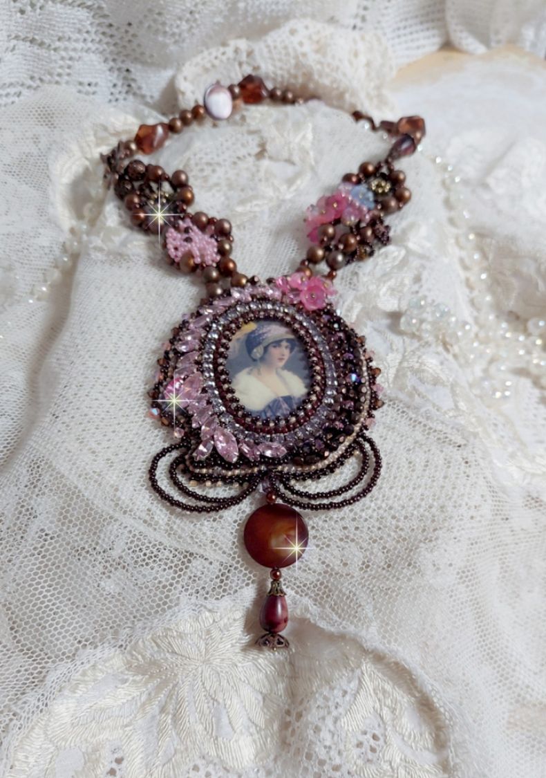Belle Romance Haute-Couture halsband broderat med ett cabochonporträtt av en kvinna i hatt med kristaller, satinpärlor, gyllene runda pärlor, cabochoner av pärlemor och 