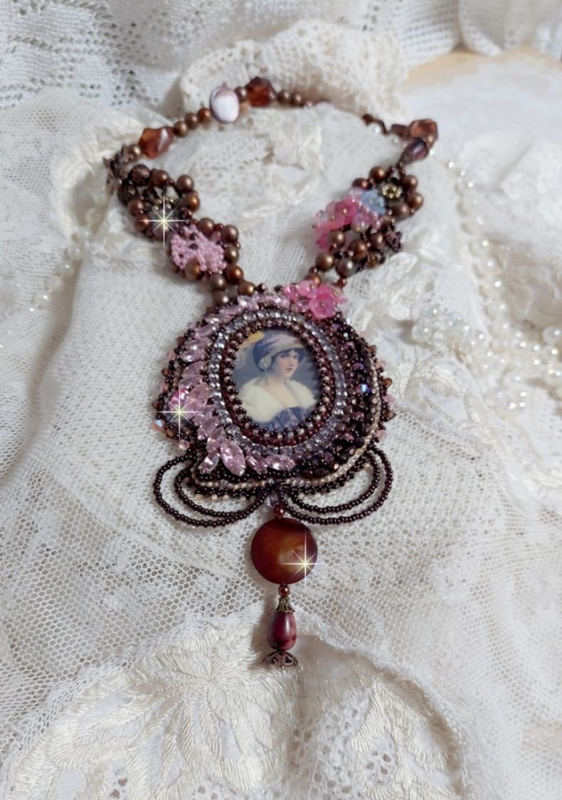 Belle Romance Haute-Couture halsband broderat med ett cabochonporträtt av en kvinna i hatt med kristaller, satinpärlor, gyllene runda pärlor, cabochoner av pärlemor och 