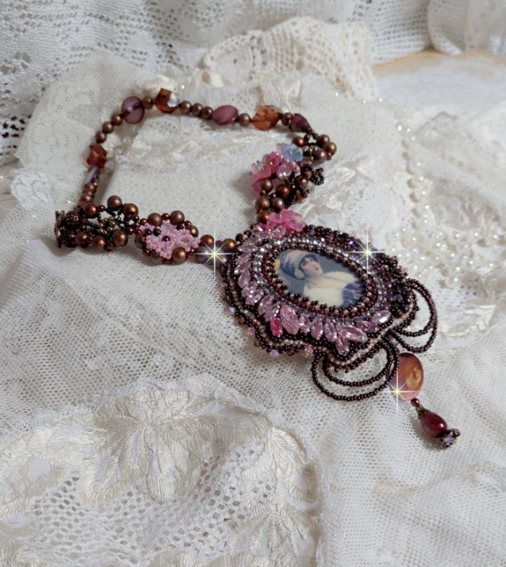 Belle Romance Haute-Couture halsband broderat med ett cabochonporträtt av en kvinna i hatt med kristaller, satinpärlor, gyllene runda pärlor, cabochoner av pärlemor och 