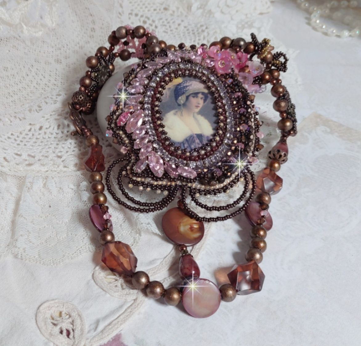 Belle Romance Haute-Couture halsband broderat med ett cabochonporträtt av en kvinna i hatt med kristaller, satinpärlor, gyllene runda pärlor, cabochoner av pärlemor och 
