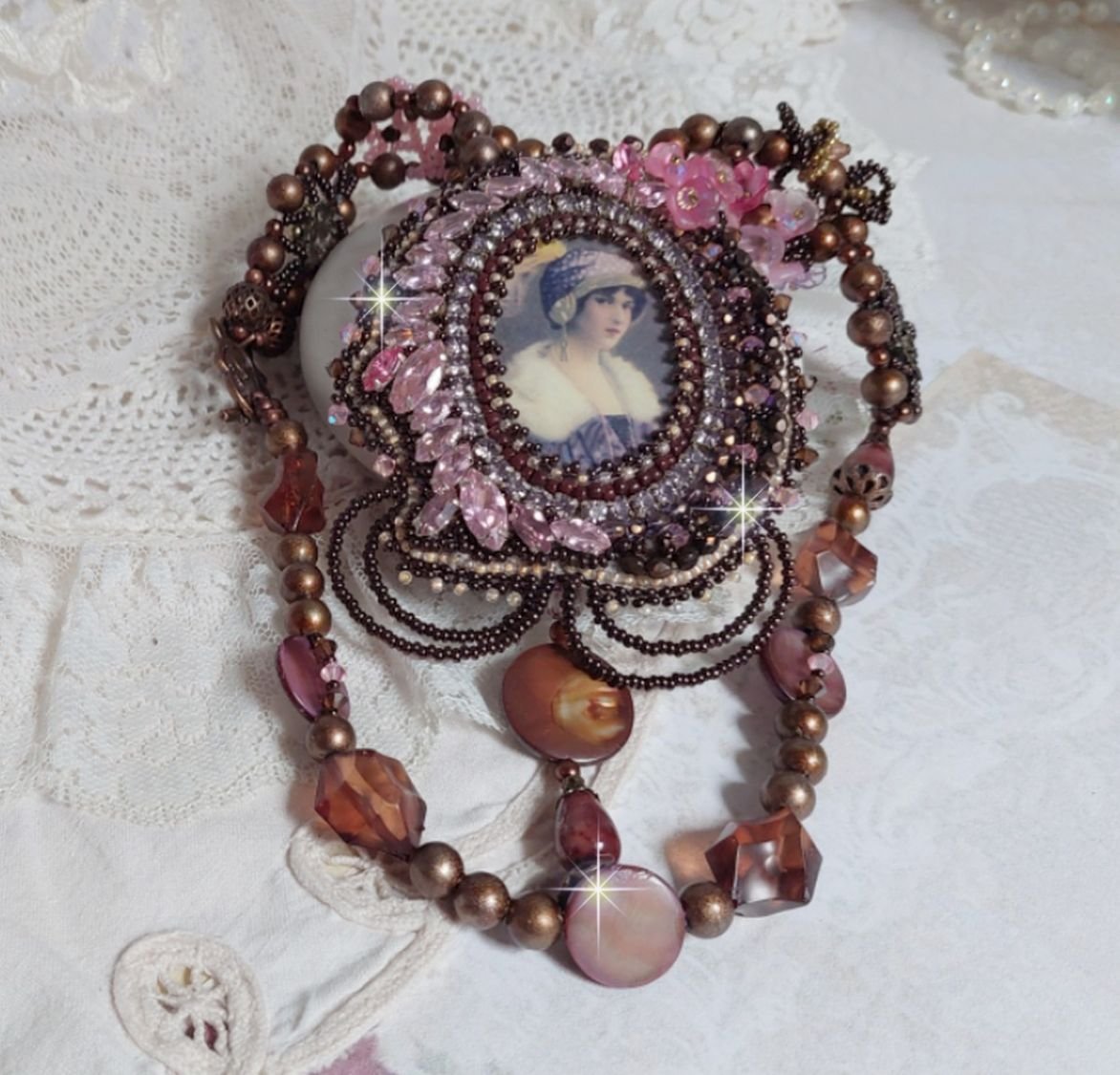 Belle Romance Haute-Couture halsband broderat med ett cabochonporträtt av en kvinna i hatt med kristaller, satinpärlor, gyllene runda pärlor, cabochoner av pärlemor och 
