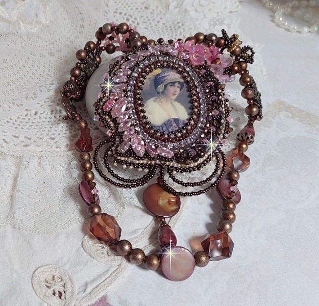 Belle Romance Haute-Couture halsband broderat med ett cabochonportr&auml;tt av en kvinna i hatt med kristaller, satinp&auml;rlor, gyllene runda p&auml;rlor, cabochoner av p&auml;rlemor och 