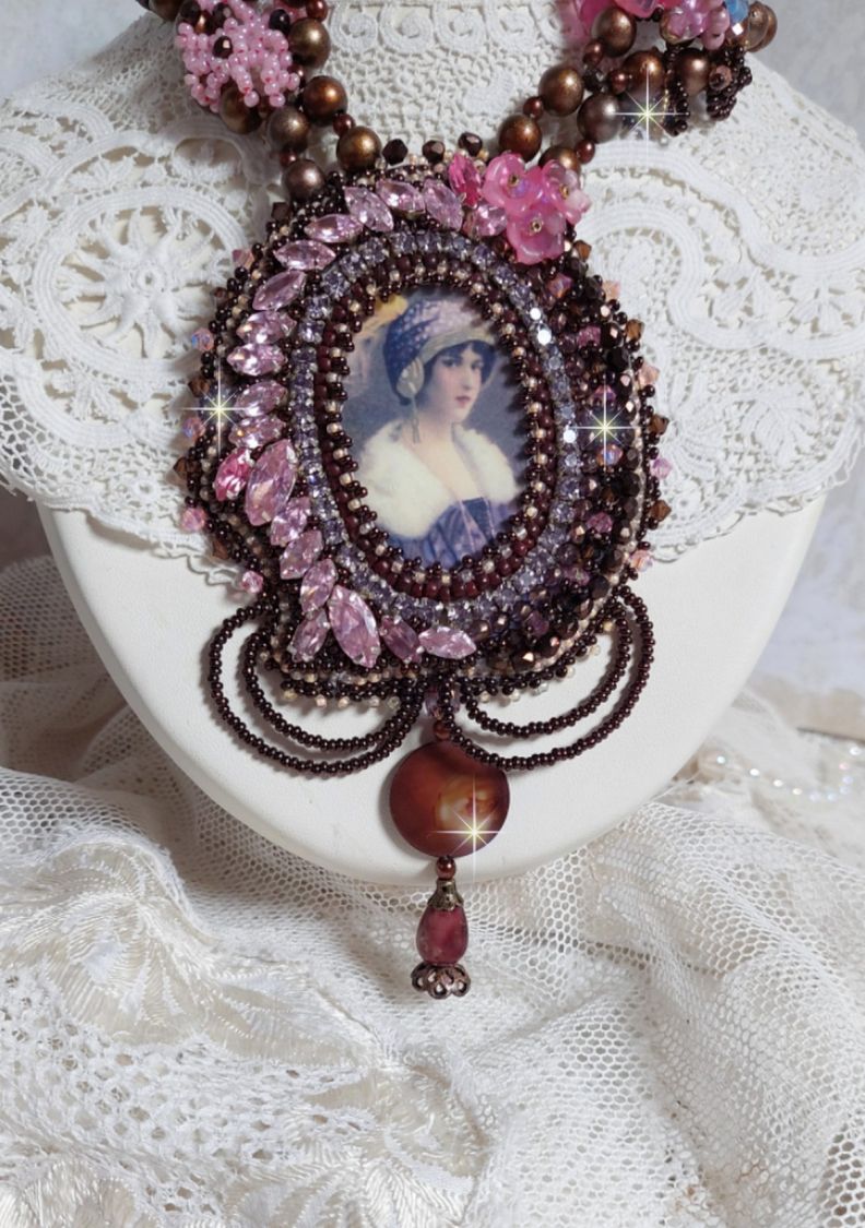 Belle Romance Haute-Couture halsband broderat med ett cabochonporträtt av en kvinna i hatt med kristaller, satinpärlor, gyllene runda pärlor, cabochoner av pärlemor och 