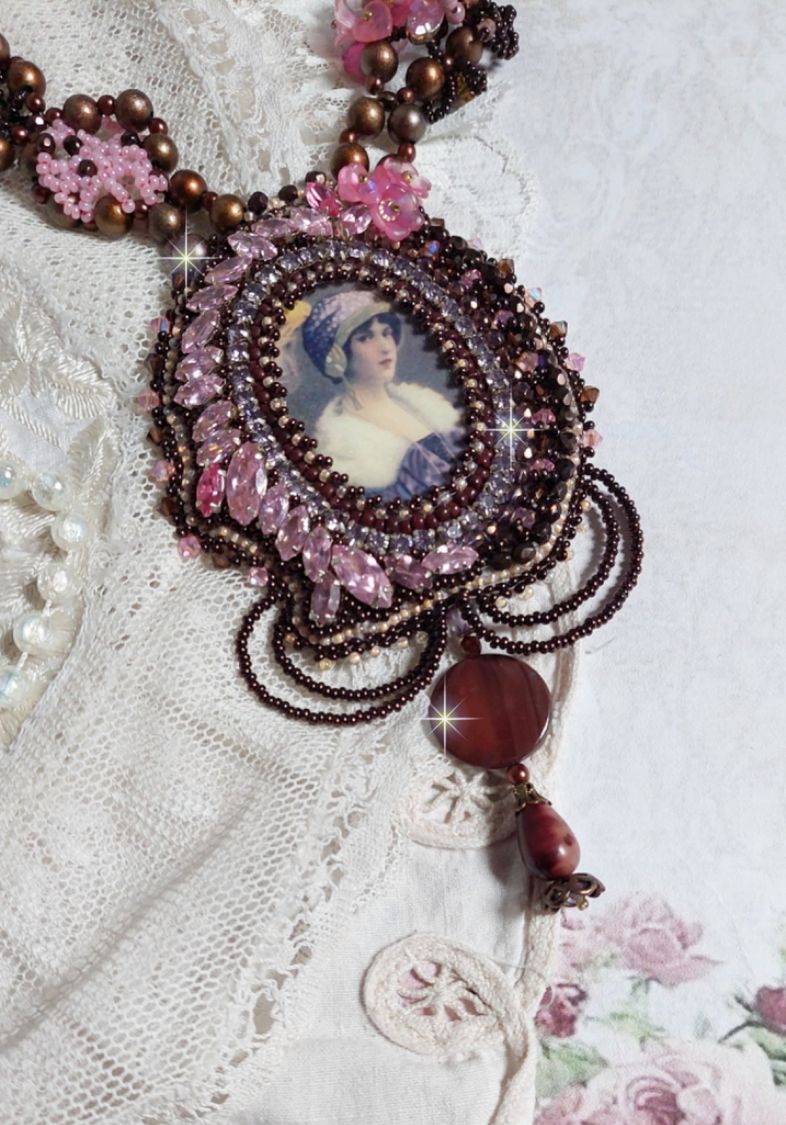 Belle Romance Haute-Couture halsband broderat med ett cabochonporträtt av en kvinna i hatt med kristaller, satinpärlor, gyllene runda pärlor, cabochoner av pärlemor och 