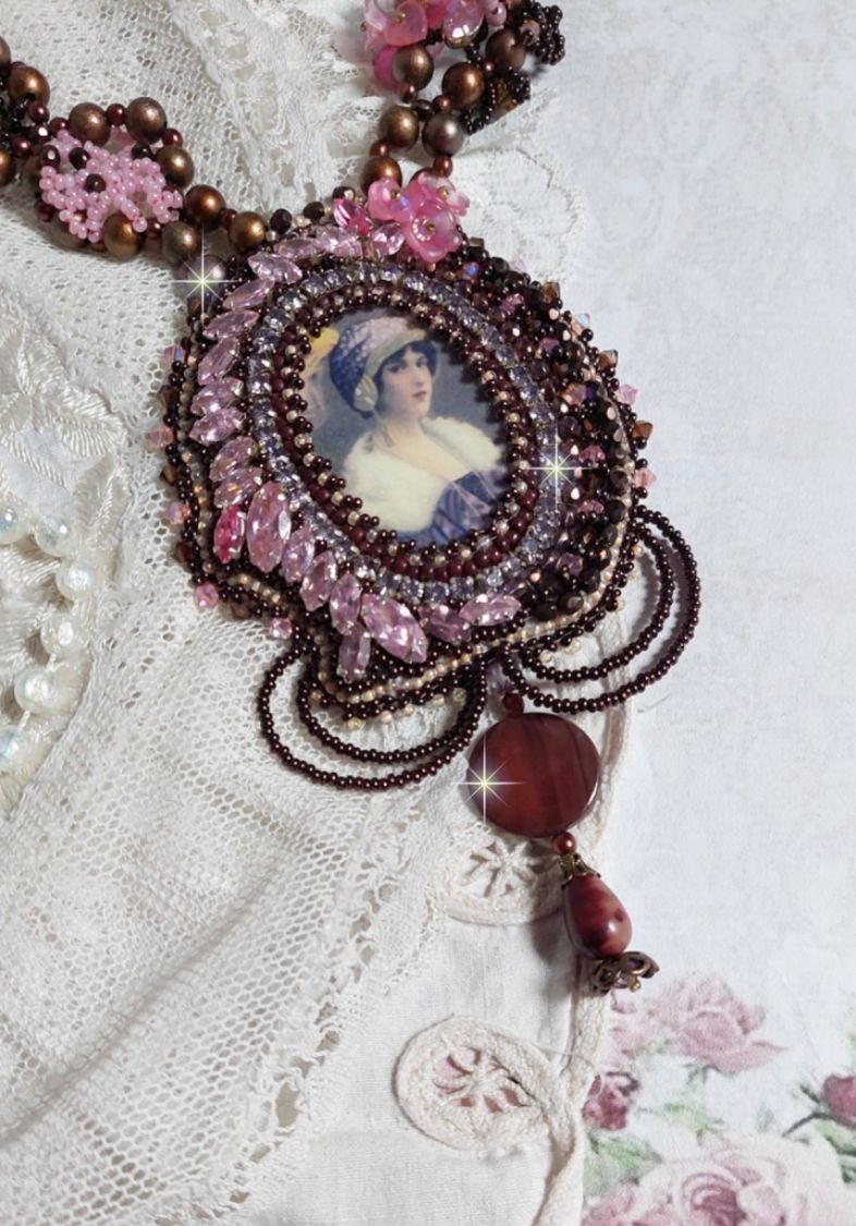 Belle Romance Haute-Couture halsband broderat med ett cabochonporträtt av en kvinna i hatt med kristaller, satinpärlor, gyllene runda pärlor, cabochoner av pärlemor och 