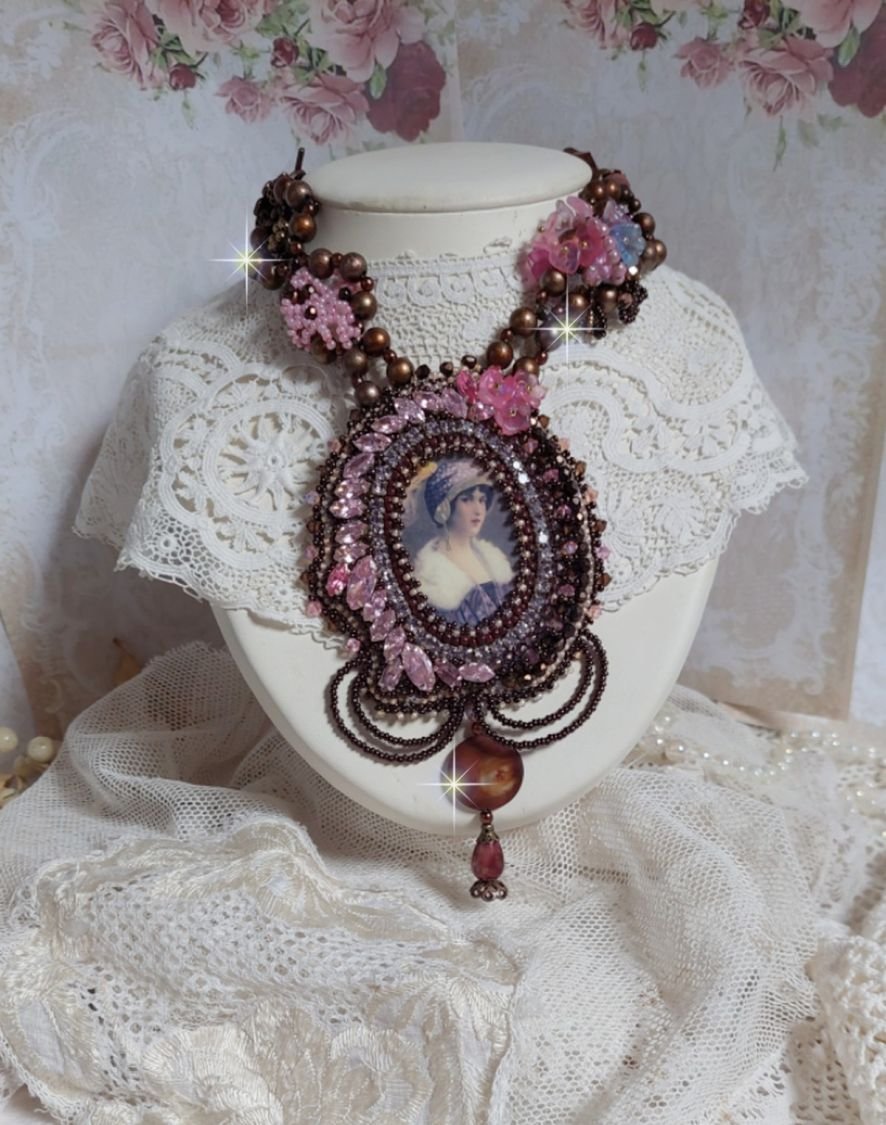 Belle Romance Haute-Couture halsband broderat med ett cabochonporträtt av en kvinna i hatt med kristaller, satinpärlor, gyllene runda pärlor, cabochoner av pärlemor och 