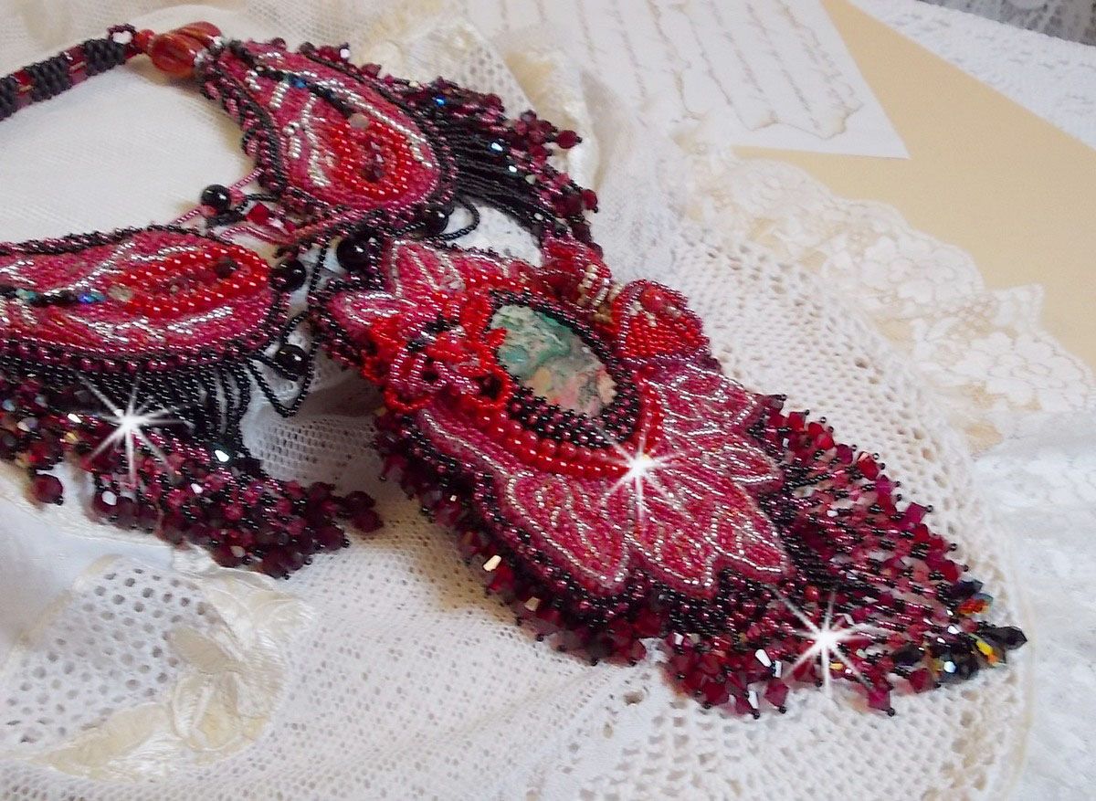 Kardinalhalsband broderat i rött och svart med röd jaspis, onyxpärlor och Swarovskikristaller.