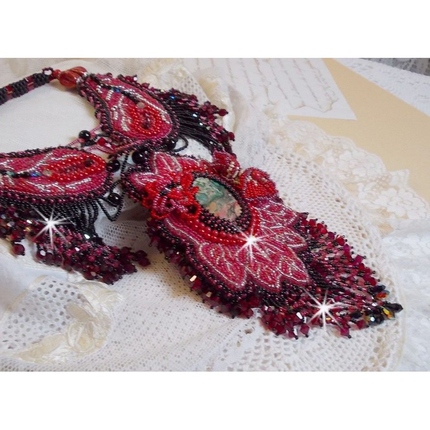 Kardinalhalsband broderat i rött och svart med röd jaspis, onyxpärlor och Swarovskikristaller.