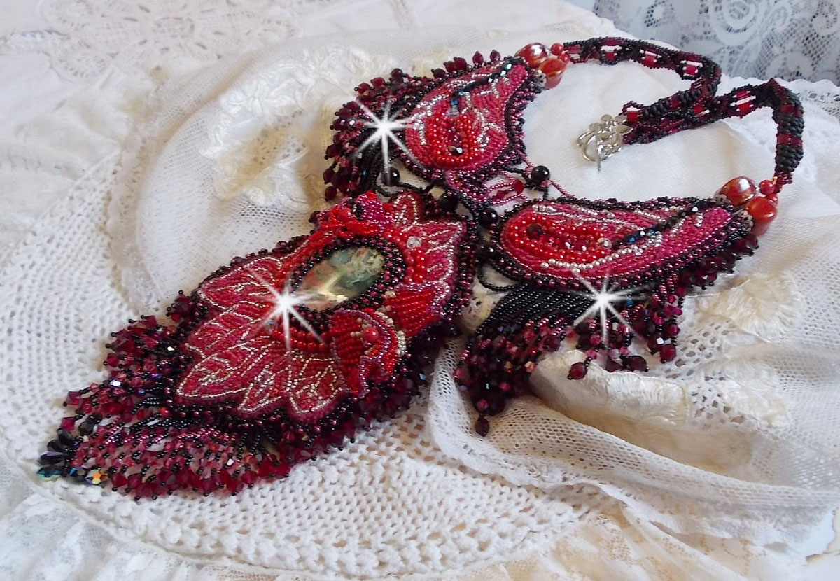 Kardinalhalsband broderat i rött och svart med röd jaspis, onyxpärlor och Swarovskikristaller.