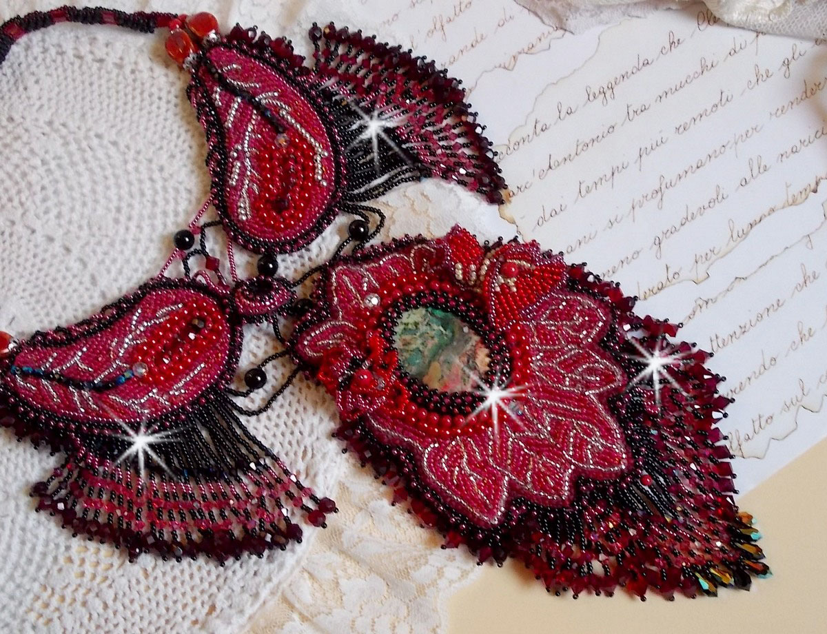 Kardinalhalsband broderat i rött och svart med röd jaspis, onyxpärlor och Swarovskikristaller.