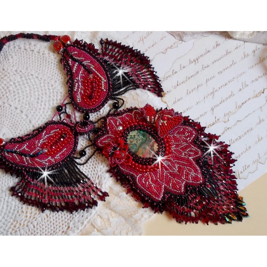 Kardinalhalsband broderat i rött och svart med röd jaspis, onyxpärlor och Swarovskikristaller.