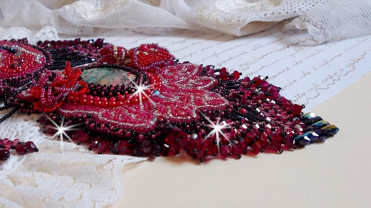 Kardinalhalsband broderat i rött och svart med röd jaspis, onyxpärlor och Swarovskikristaller.
