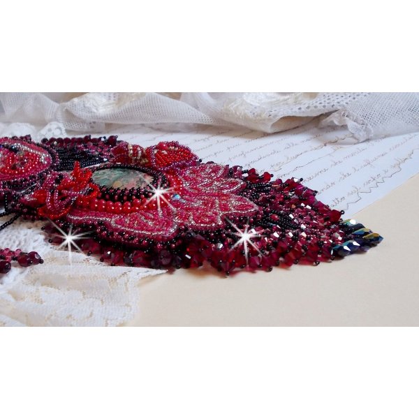 Kardinalhalsband broderat i rött och svart med röd jaspis, onyxpärlor och Swarovskikristaller.