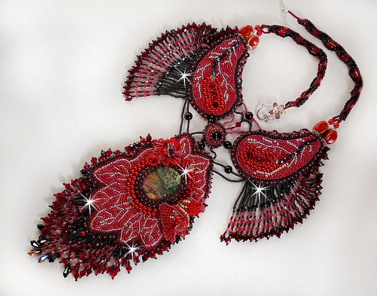 Kardinalhalsband broderat i r&ouml;tt och svart med r&ouml;d jaspis, onyxp&auml;rlor och Swarovskikristaller.