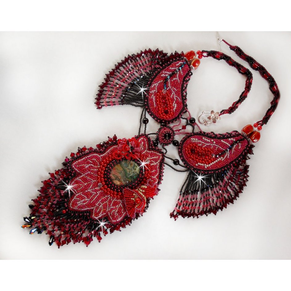 Kardinalhalsband broderat i rött och svart med röd jaspis, onyxpärlor och Swarovskikristaller.