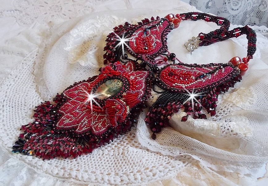 Kardinalhalsband broderat i r&ouml;tt och svart med r&ouml;d jaspis, onyxp&auml;rlor och Swarovskikristaller.