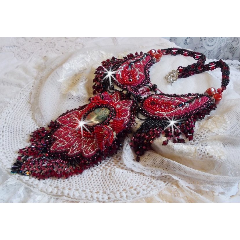 Kardinalhalsband broderat i rött och svart med röd jaspis, onyxpärlor och Swarovskikristaller.