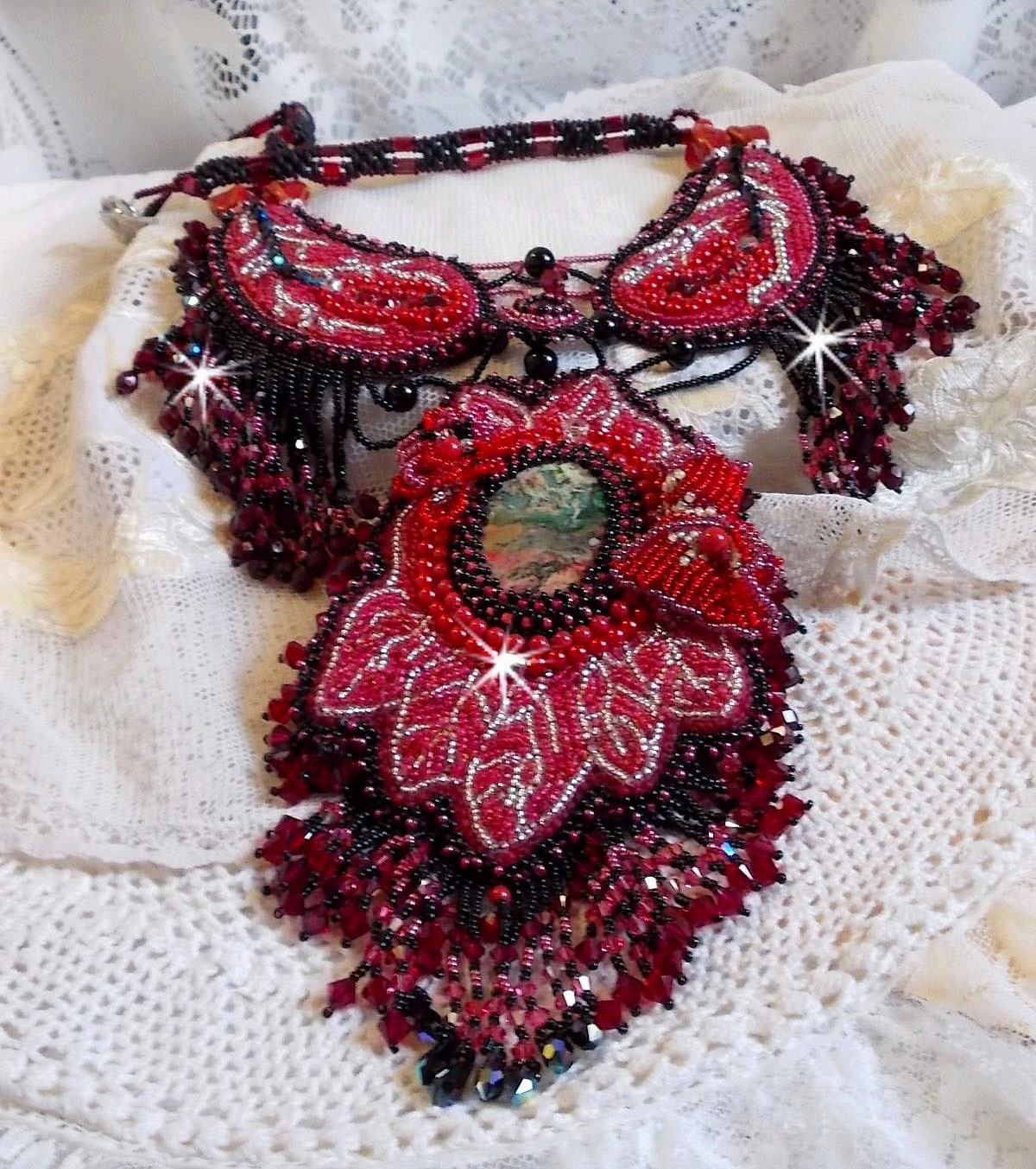 Kardinalhalsband broderat i rött och svart med röd jaspis, onyxpärlor och Swarovskikristaller.
