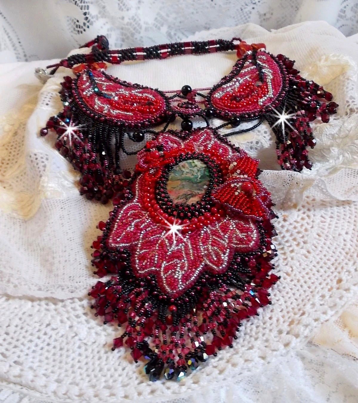 Kardinalhalsband broderat i rött och svart med röd jaspis, onyxpärlor och Swarovskikristaller.
