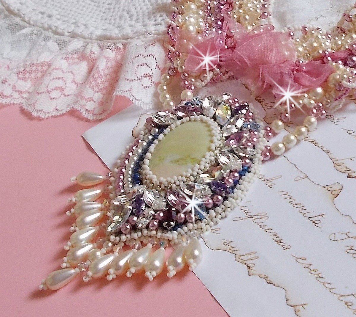 Détente bib halsband broderat med pärlpärlor i harmoni med andra kvalitetspärlor