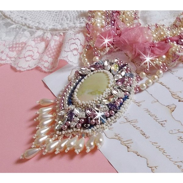 D&eacute;tente bib halsband broderat med p&auml;rlp&auml;rlor i harmoni med andra kvalitetsp&auml;rlor