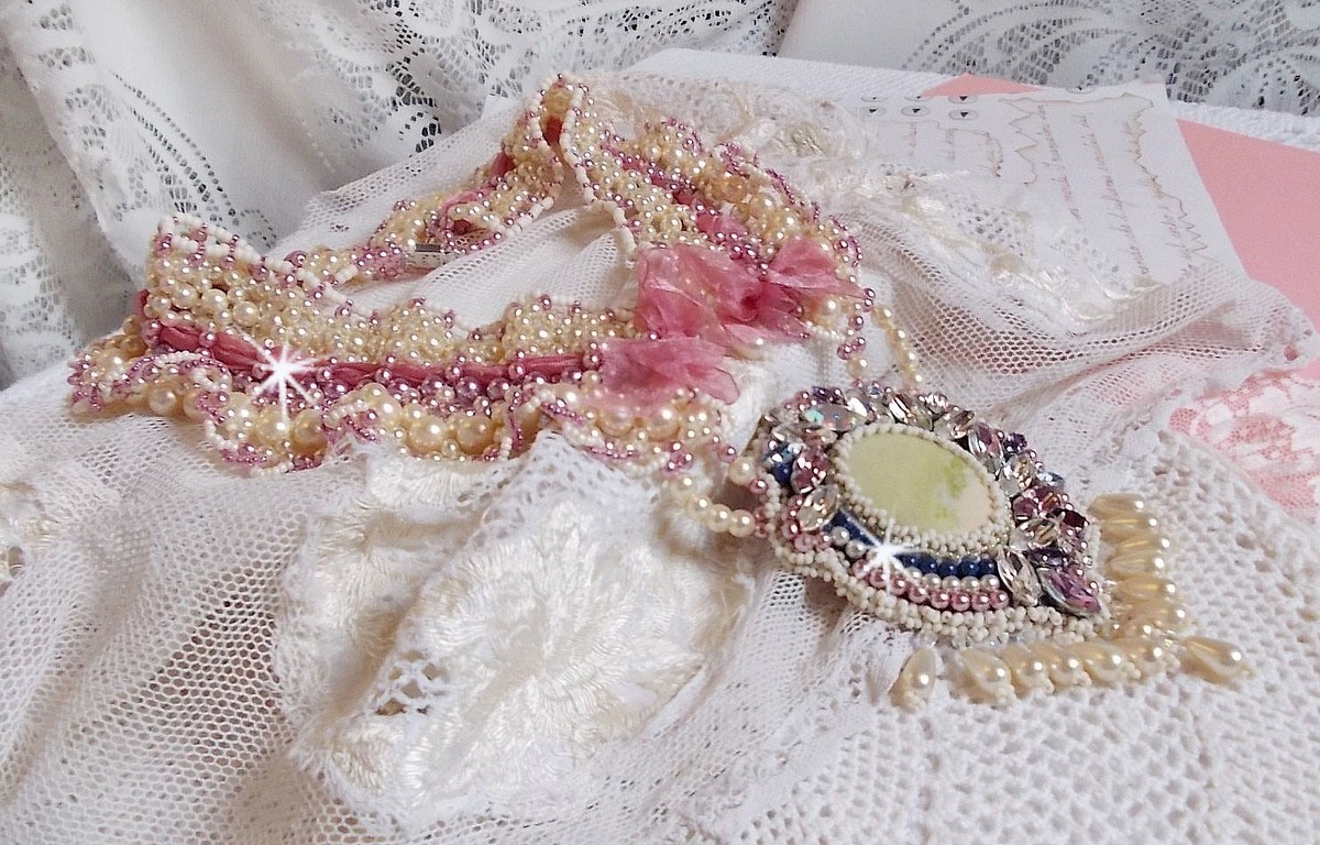 Détente bib halsband broderat med pärlpärlor i harmoni med andra kvalitetspärlor