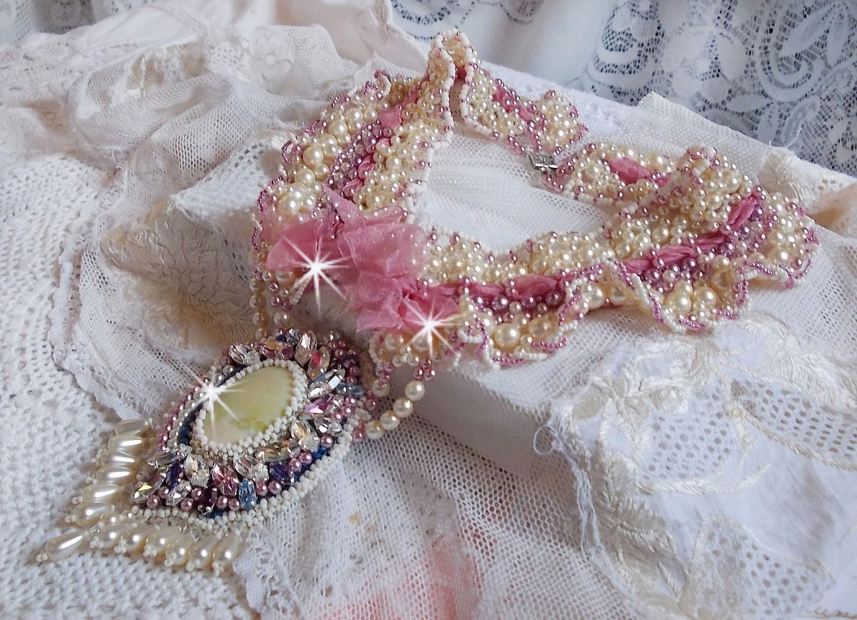 Détente bib halsband broderat med pärlpärlor i harmoni med andra kvalitetspärlor