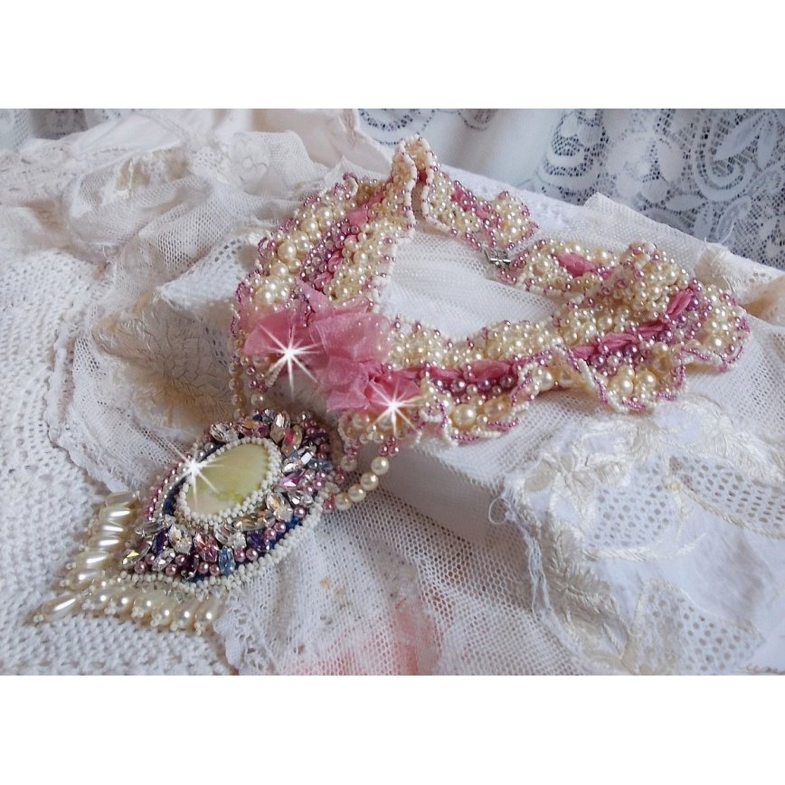 Détente bib halsband broderat med pärlpärlor i harmoni med andra kvalitetspärlor