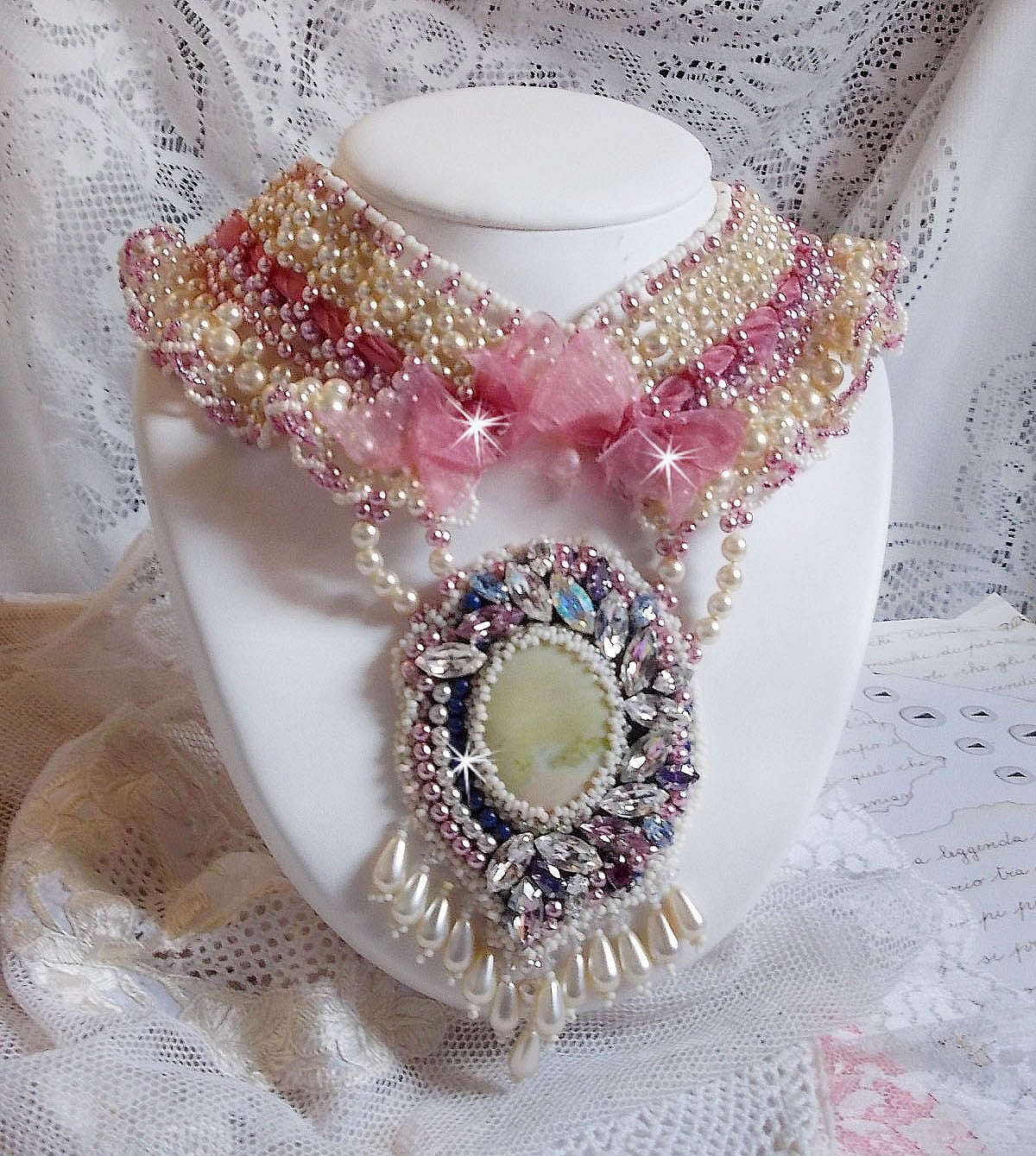 D&eacute;tente bib halsband broderat med p&auml;rlp&auml;rlor i harmoni med andra kvalitetsp&auml;rlor