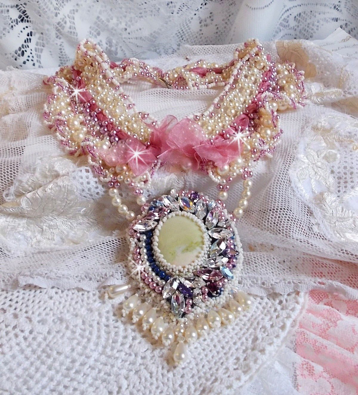 Détente bib halsband broderat med pärlpärlor i harmoni med andra kvalitetspärlor